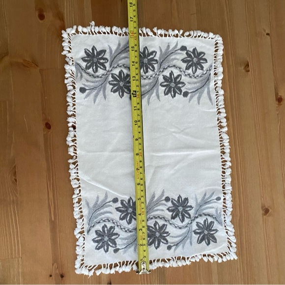 Vintage Embroidered White Gray Placemats Set of 5 Handmade Boho Chic Grannycore - Picture 9 of 10